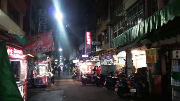 南華観光購物街（南華観光夜市）の南側入口手前周辺の風景
